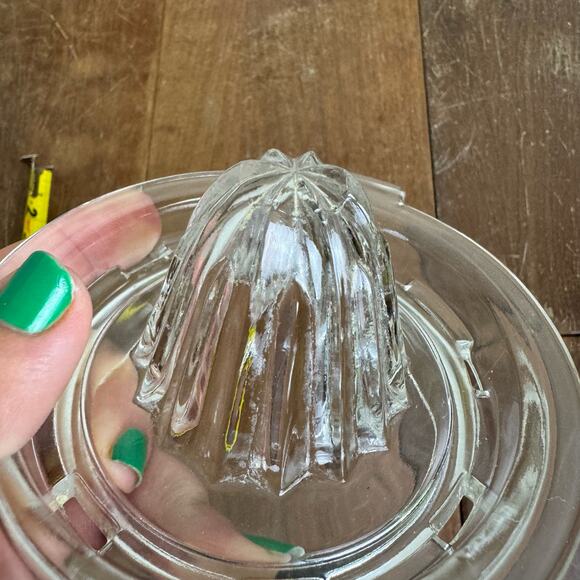 Vintage clear glass fruit juicer reamer farmhouse minimal kitchen tool‎ decor - Picture 7 of 8